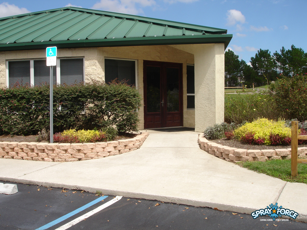 office-building-pressure-washing-concord-nh-walkway-and-parking-lot-cleaning